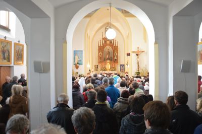 Plný kostel na 1.sobotu, ale další lidé jsou i na chodbách a v dalších místnostech (audiovizuální přenos) MÍSTA MÁME DOST
