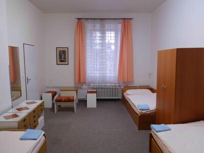 Třílůžkový pokoj s vlastním soc. zařízením na hlavní budově po nedávné rekonstrukci