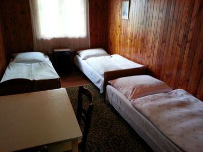 Třílůžkový pokoj na samostané chatce v přírodním areálu