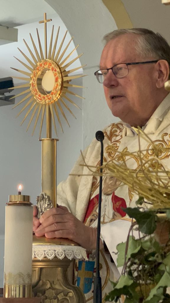 Mons. Pavel Dokládal 28.-29.6.2025 poděkuje za 50 let svátostného kněžství